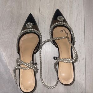 Pearl heeled black shoe